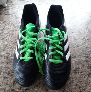 👟MAKE OFFER👟 💕Adidas girls soccer shoes💕